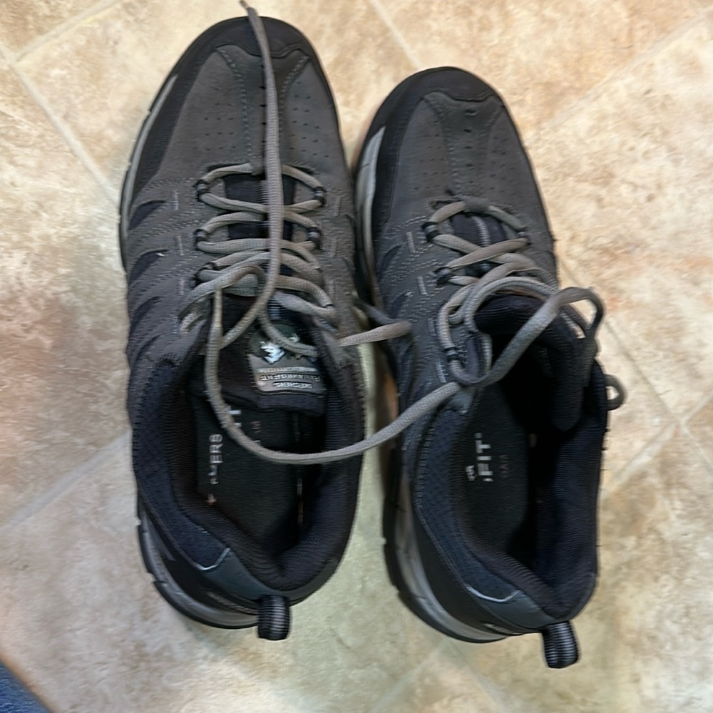 Men’s relax, fit memory foam sneakers, size 10 1/2